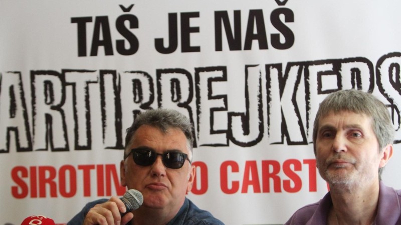 TAŠ JE NAŠ TAŠ JE NAŠ